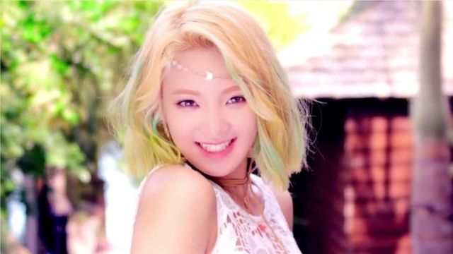 Hyoyeon(Girls' Generation) wearing the lens of O-LENS