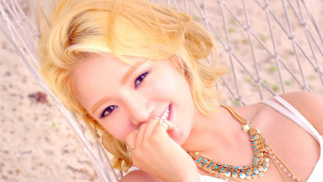 Hyoyeon(Girls' Generation) wearing the lens of O-LENS